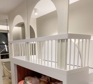 biała antresola w pokoju dziecięcym z łukami i zabudową łóżka