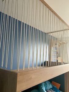 sznurkowe zabezpieczenie na antresoli dziecięcej