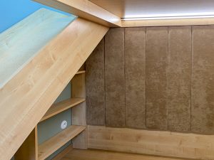 brązowe panele tapicerowane do zabudowy łóżka dziecięcego