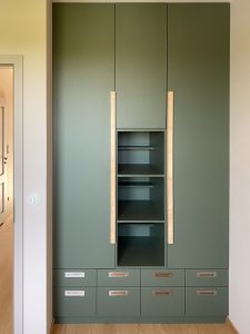 ciemno - zielona szafa w pokoju dziecięcym