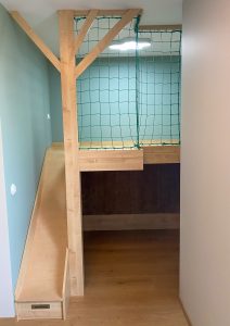 zjeżdżalnia z antresoli w pokoju dziecięcym