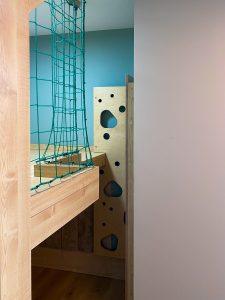 ścianka wspinaczkowa na antresolę w pokoju dziecięcym
