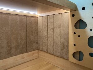 brązowe panele tapicerowane do zabudowy łóżka dziecięcego